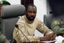 صورة رئيس المجلس العسكري الحاكم في مالي يتسلم مشروع الدستور الجديد