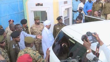 صورة فيديو للبشير خارج السجن يشغل السودانيين.. ومحاميه يوضح