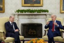 صورة بايدن وشولتس يتوعدان روسيا بدفع ثمن الحرب في أوكرانيا