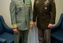 صورة قائد القوات الخاصة اللواء محمد الشيخ بيده يلتقي نظيره الأمريكي