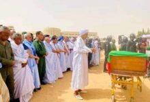 صورة إقامة صلاة الجنازة على جثمان لدركي المصطفى ولد الخضير ولد عبيد