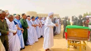 صورة إقامة صلاة الجنازة على جثمان لدركي المصطفى ولد الخضير ولد عبيد