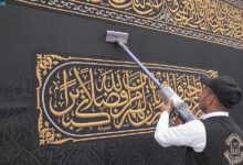 صورة الكعبة تستعد لاستقبال شهر رمضان للحفاظ على رونقها وظهورها في أبهى حلة.