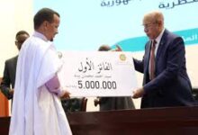 صورة رئيس الجمهورية يشرف على حفل تكريم الفائزين بجائزة حفظ وفهم المتون المحظرية