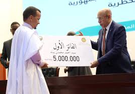 صورة رئيس الجمهورية يشرف على حفل تكريم الفائزين بجائزة حفظ وفهم المتون المحظرية