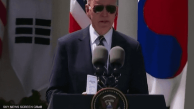 صورة الرئيس الأميركي يتعرض لموقف محرج.. السر في “قصاصة ورقة”