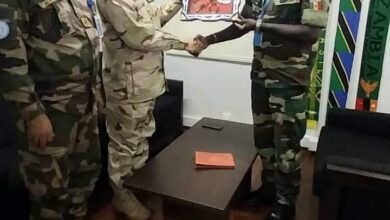صورة قائد الجيش البري يؤدي زيارة لمقر قوة حفظ السلام في وسط إفريقيا
