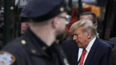 صورة ترامب في طريقه للمثول أمام محكمة جنائية في سابقة لرئيس أميركي