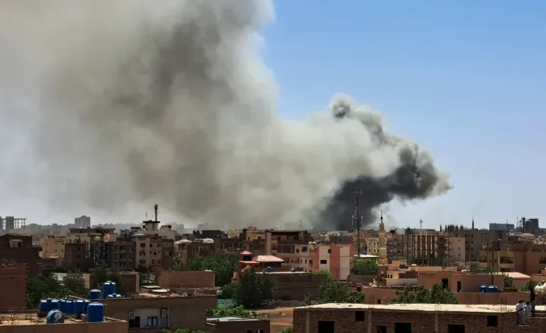 صورة السودان.. ضربات مكثفة وأعمال نهب في الخرطوم ومحادثات هدنة “قد تستمر أياما” في جدة