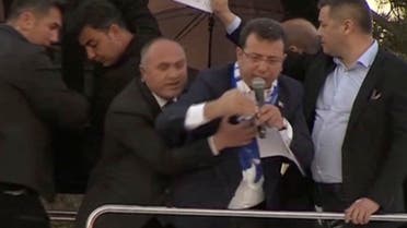 صورة انتخابات تركيا تشتعل.. رشق بالحجارة وهجوم على وزير