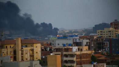 صورة انفجارات ضخمة واشتباكات عنيفة وتحليق للطائرات بسماء الخرطوم
