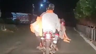 صورة التفاصيل أثارت ضجة عارمة.. كاميرا ترصد جثة فتاة محمولة على دراجة ليلاً