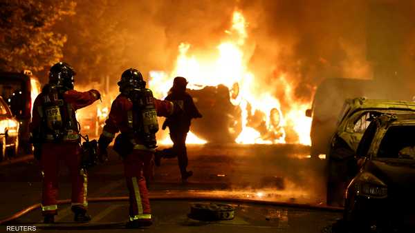 صورة تواصل الاحتجاجات الغاضبة بفرنسا.. وماكرون: أعمال العنف غير مبررة