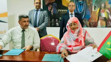 صورة توقيع اتفاقية توأمة بين الغرفة الوطنية للصناعة التقليدية والحرف ونظيرتها الجزائرية