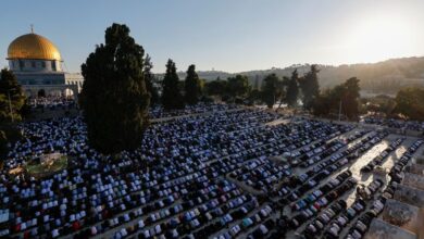 صورة المسلمون يحيون عيد الأضحى حول العالم والمصلون يملؤون ساحات الأقصى