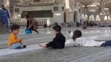 صورة مشهد يخطف القلوب لـ 3 أطفال في رحاب الحرم النبوي