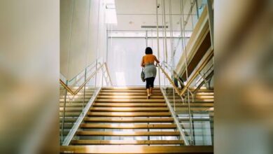 صورة النساء يسقطن على السلالم أكثر من الرجال.. دراسة تكشف الأسباب