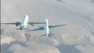 صورة 60 متراً تفصل بين طائرتين بسماء الرياض.. مشهد يحبس الأنفاس