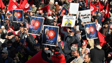 صورة معارضون تونسيون يحتجون ضد “الحكم الفردي” للرئيس قيس سعيد