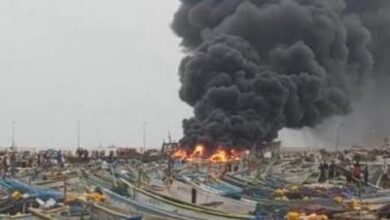 صورة اندلاع حريق ضخم في ميناء خليج الراحة