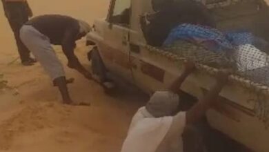 صورة موريتانيا : الدرك الوطني ينفذ مواطنين تعطلت سيارتهم بين كثبان رملية في منطقة تيجريت