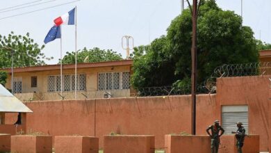 صورة انتشار أمني مكثف وهدوء حذر في محيط السفارة الفرنسية بالنيجر