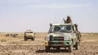 صورة جنود ماليون يطلقون النار على سيارة موريتانية داخل الاراضي المالية