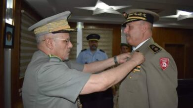 صورة قائد الأركان العامة للجيوش يوشح الملحق العسكري التونسي