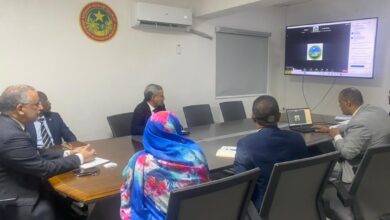 صورة رئيسة جهة نواكشوط تستعرض مع وزير التجهيز والنقل نتائج مخطط الحركية الحضرية