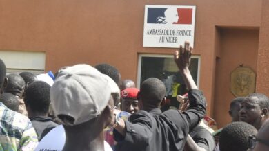 صورة مهلته انتهت.. سفير فرنسا “متحصن” في النيجر ولم يغادر