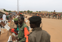 صورة إيمانويل ماكرون يتهم عسكريي النيجر بـ”احتجاز” السفير الفرنسي
