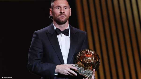 صورة ميسي يفوز بجائزة الكرة الذهبية لأفضل لاعب في العالم