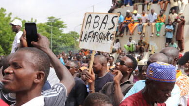 صورة مواطنون من النيجر يودعون الجيش الفرنسي بشعارات “تسقط فرنسا”