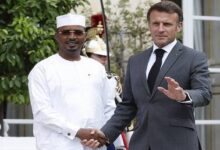 صورة ماكرون يبحث مع الرئيس التشادي انسحاب القوات الفرنسية من النيجر