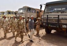 صورة وزير الدفاع يتفقد الوحدات المرابطة على حدود موريتانيا مع مالي