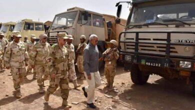 صورة وزير الدفاع يتفقد الوحدات المرابطة على حدود موريتانيا مع مالي