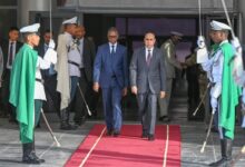صورة رئيس الجمهورية يتوجه الى مصر لحضور قمة حول القضية الفلسطينية وعملية السلام.