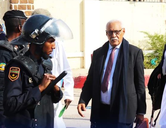 صورة دفاع ولد عبد الغزيز يبدأ المرافعات أمام المحكمة
