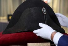 صورة قبعة نابليون للبيع في مزاد.. وتوقعات بتحقيقها رقما كبيرا