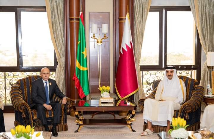 صورة رئيس الجمهورية يجري مباحثات مع أمير دولة قطر على هامش قمة الرياض