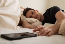 صورة علماء يوضحون تأثير النوم الزائد أيام العطل في الصحة