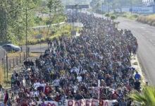 صورة الآلاف ينضمون إلى قافلة المهاجرين عبر المكسيك قبل زيارة بلينكن