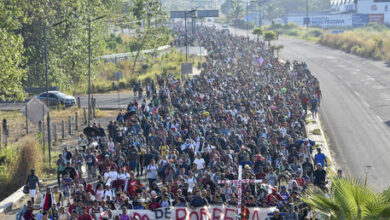 صورة الآلاف ينضمون إلى قافلة المهاجرين عبر المكسيك قبل زيارة بلينكن