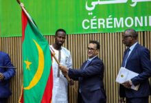 صورة وزير الرياضة يسلم العلَم لقائد المنتخب الوطني ووثائق قطعهم الارضية