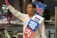 صورة منذ نحو 50 يوما.. ياباني يتظاهر بمفرده يوميا من أجل غزة