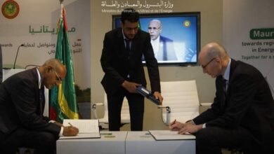 صورة دبي: موريتانيا وامريكا توقعان مذكرة تفاهم بشأن التعاون في مجال الطاقة النظيفة.