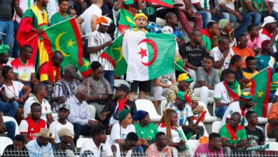 صورة متداول: مواطن حزائري يقسم 100 تذكرة على مشجعين موريتانيين لمشاهدة مباراة المنتخب الوطني بشكل مجاني