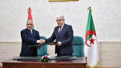 صورة توقيع ابرتوكول رسمي لإنشاء لجنة كبرى بين البرلمانيين الموريتاني والجزائري