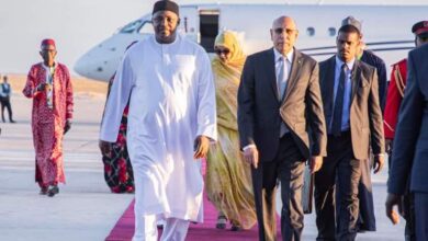 صورة رئيس الجمهورية يستقبل نظيره الغامبي في زيارة لموريتانيا يشارك من خلالها في مؤتمر السلم