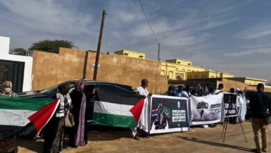 صورة نواكشوط..وقفة شعبية أمام سفارة جنوب افريقيا تثمينا لها على الشكاية التي رفعتها من الاحتلال أمام محكمة العدل الدولية